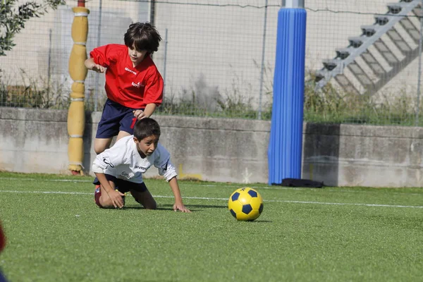 Unga spelare spela fotboll — Stockfoto