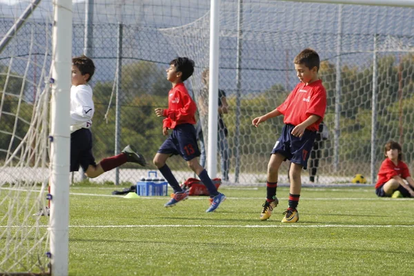 Jovens jogadores jogam futebol — Fotografia de Stock