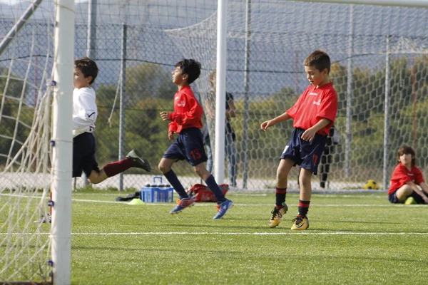 Unga spelare spela fotboll — Stockfoto