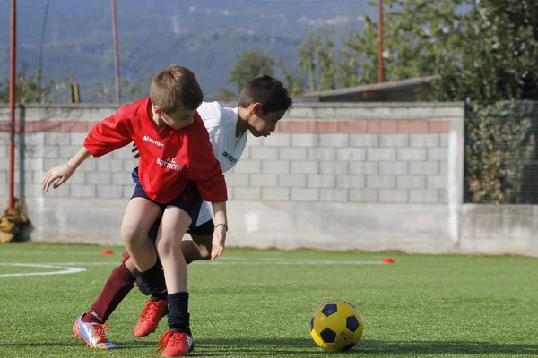 Jovens jogadores jogam futebol — Fotografia de Stock