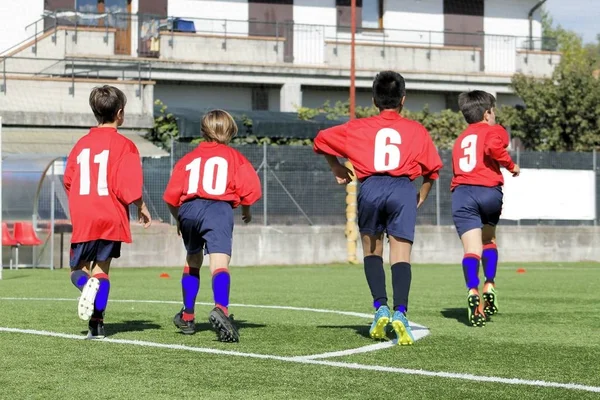 Jovens jogadores jogam futebol — Fotografia de Stock