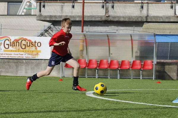 Brescia, Itália - 07 de outubro de 2017: Crianças jogando no campeonato para os jovens futebolistas — Fotografia de Stock