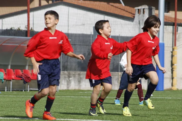 Brescia, Itália - 07 de outubro de 2017: Crianças jogando no campeonato para os jovens futebolistas — Fotografia de Stock