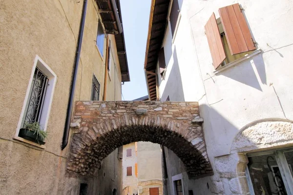 İtalya küçük bir köyde iki eski ev arasındaki küçük köprü mimari detay — Stok fotoğraf