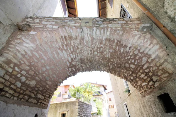 イタリアの小さな村の 2 つの古代の家との間の小さな橋の建築ディテール — ストック写真