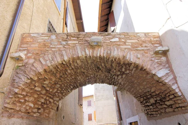 İtalya küçük bir köyde iki eski ev arasındaki küçük köprü mimari detay — Stok fotoğraf