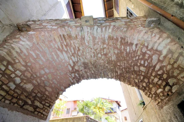 Particolare architettonico di un piccolo ponte tra due antiche case in un piccolo borgo in Italia — Foto Stock
