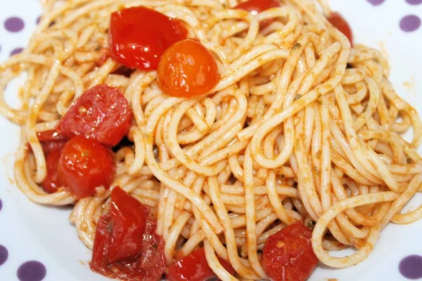 Massa italiana chamada espaguete com molho de tomate fresco — Fotografia de Stock