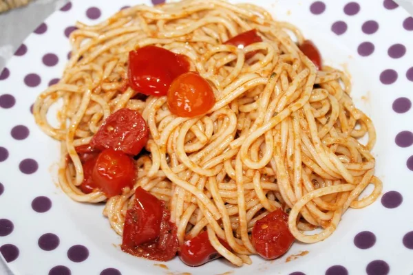 Włoski makaron nazywany spaghetti w sosie ze świeżych pomidorów — Zdjęcie stockowe