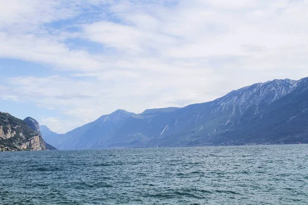 Utsikt över Gardasjön i norra Italien — Stockfoto
