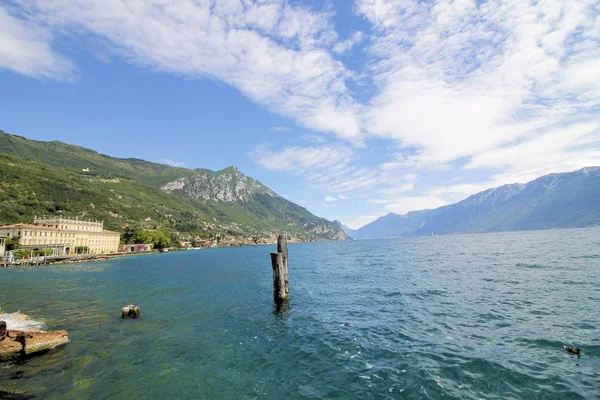 Pohled na jezero Garda v severní Itálii — Stock fotografie