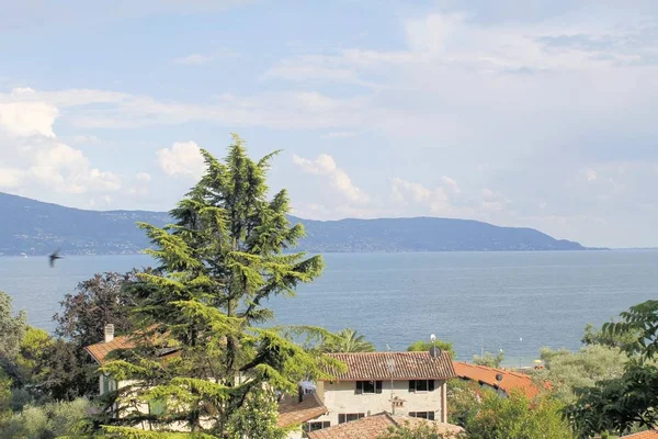 Vista del lago de Garda en el norte de Italia — Foto de Stock