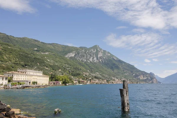 Kuzey İtalya 'daki Garda Gölü manzarası — Stok fotoğraf