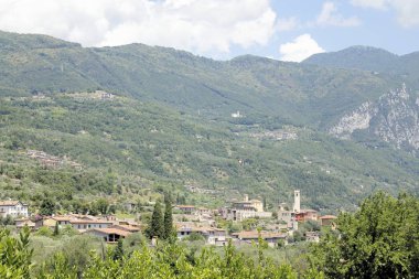 İtalyan tepeler arasında küçük bir antik köy manzara