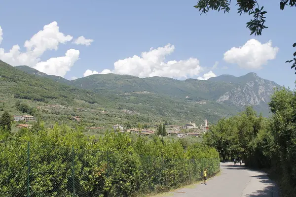 Landschaft eines kleinen antiken Dorfes inmitten der italienischen Hügel — Stockfoto