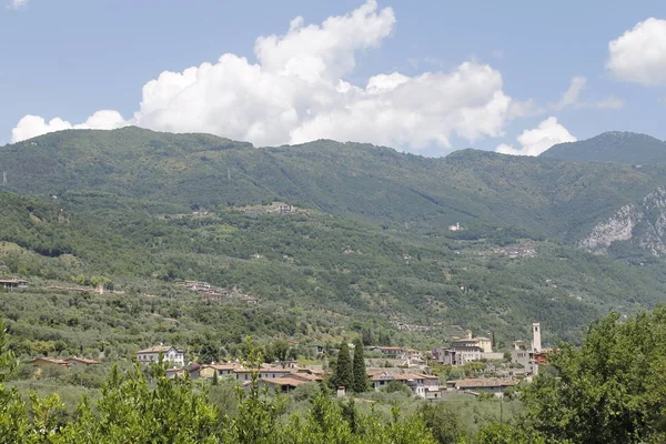 Landskap med en liten antika by bland de italienska kullarna — Stockfoto
