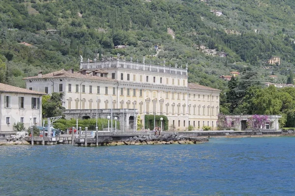 Bogliaco, Gargnano, Brescia, Italia- 02 de julio de 2017: vista de "Villa Bettoni" en el lago Garda en el norte de Italia — Foto de Stock