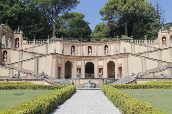 Bogliaco, Gargnano, Brescia, Italy- July, 2017: view of "Villa Bettoni" on Garda lake in north Italy — стоковое фото