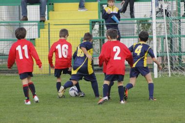 Genç futbolcular için şampiyonada oynayan çocuklar