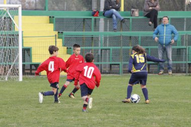 Genç futbolcular için şampiyonada oynayan çocuklar
