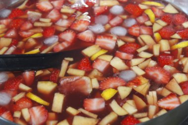 Ferahlatıcı sangria veya çelik havzası içinde meyve ile yumruk