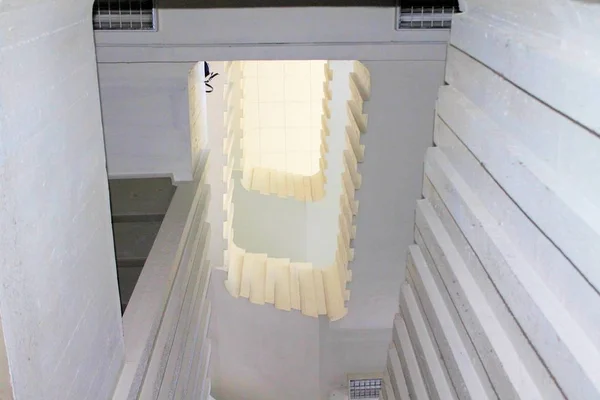 Bir merdivenin beyaz iç — Stok fotoğraf