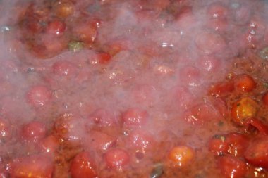 tencerede pişirme taze kiraz domatesli sos