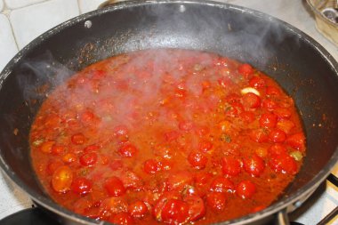 tencerede pişirme taze kiraz domatesli sos