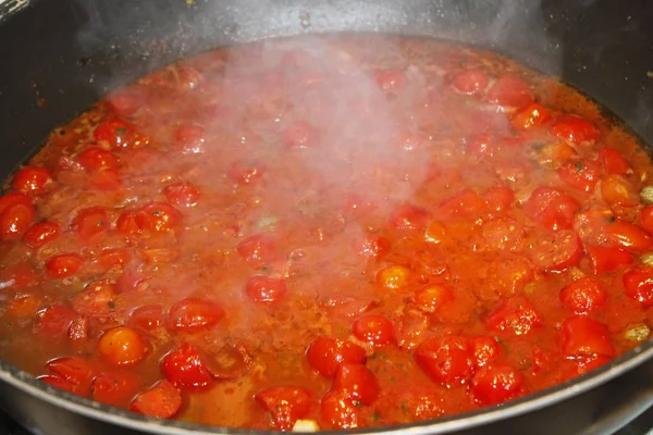 Saus dengan tomat ceri segar dimasak dalam pot — Stok Foto