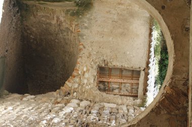 antik mimari bir köyde İtalya arasındaki kırsal yol