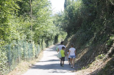 Kuzey İtalya'daki tepeler arasında kırsal yol