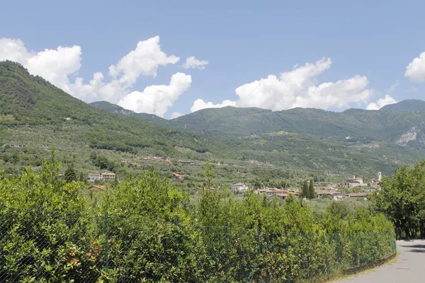 Landstraße zwischen den Hügeln in Norditalien — Stockfoto