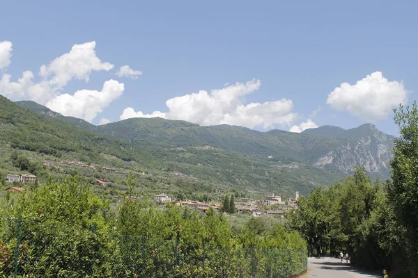 Landstraße zwischen den Hügeln in Norditalien — Stockfoto