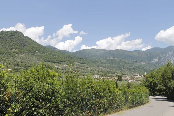 Camino rural entre las colinas del norte de Italia — Foto de Stock