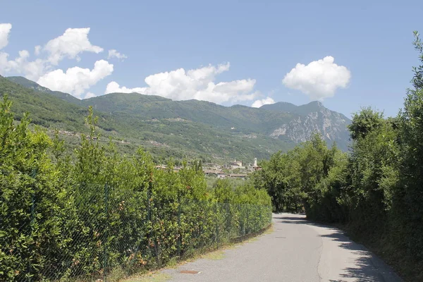 Landelijke weg tussen de heuvels in Noord-Italië — Stockfoto