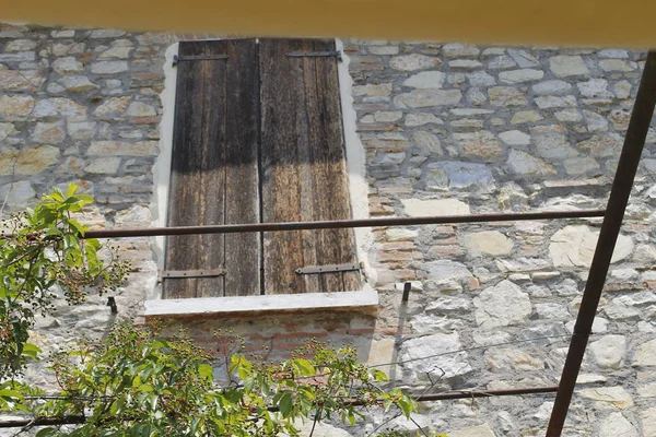 Gamla fönster på en gård i Italien — Stockfoto