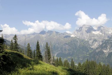 İtalya Alpleri'nde dağlardaki peyzaj