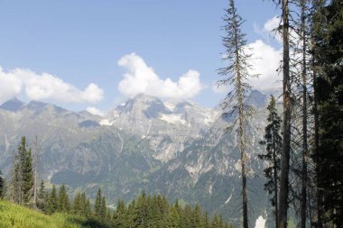 İtalya Alpleri'nde dağlardaki peyzaj