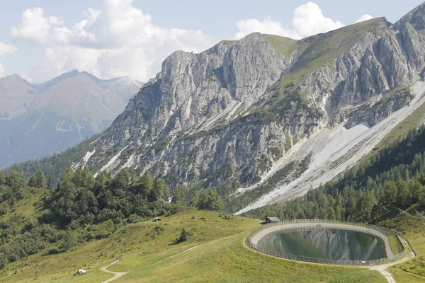 Pequeno Lago Alpino Nas Altas Montanhas — Fotografia de Stock