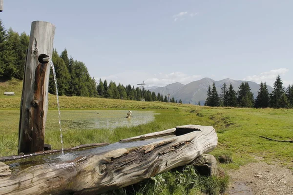 高山の典型的な木造噴水 — ストック写真