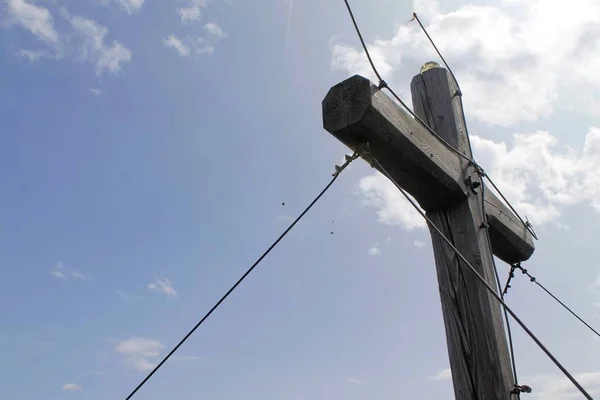 山の上のカトリックの木製の十字架 — ストック写真