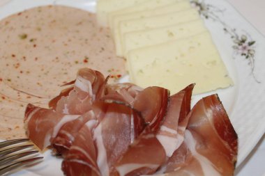 tipik Alpler soğuk etler ve peynir türleri ile Kahvaltı