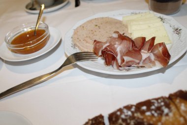 tipik Alpler soğuk etler ve peynir türleri ile Kahvaltı