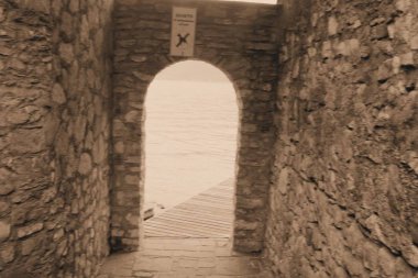 Gölün eski taş kapısı