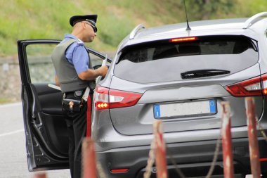 İtalyan özel askeri polis kuvvetleri Carabinier kontrol araba 