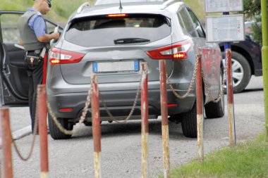 İtalyan özel askeri polis kuvvetleri Carabinier kontrol araba 