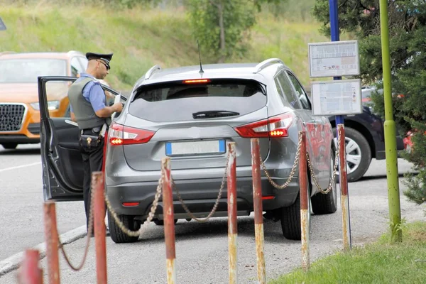 İtalyan özel askeri polis kuvvetleri Carabinier kontrol araba 