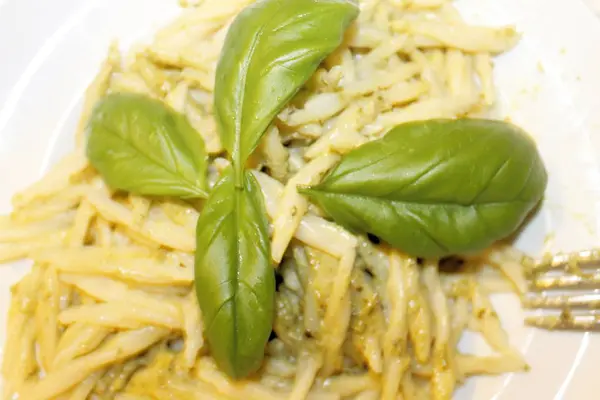 Trofie Pasta Italiana Con Salsa Pesto Foglie Basilico Fresco — Foto Stock