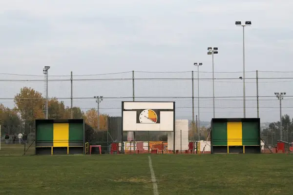 Fotbollsplan Med Målstolparna Och Ljus Stolpar — Stockfoto