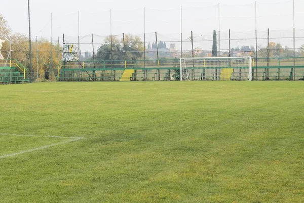 Fußballplatz Mit Torpfosten Und Lichtmasten — Stockfoto